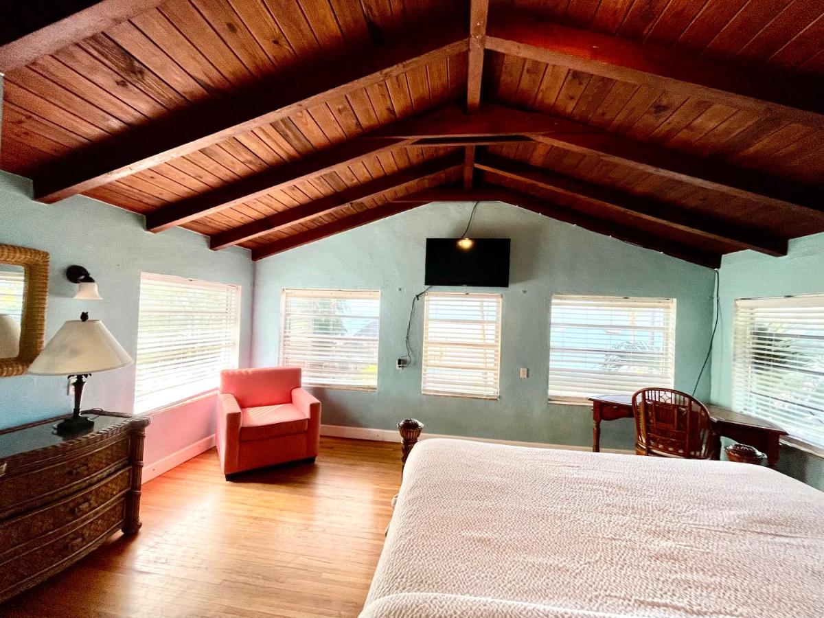 Paradise King Waterfront Suite at The Pelican Key Largo Cottages