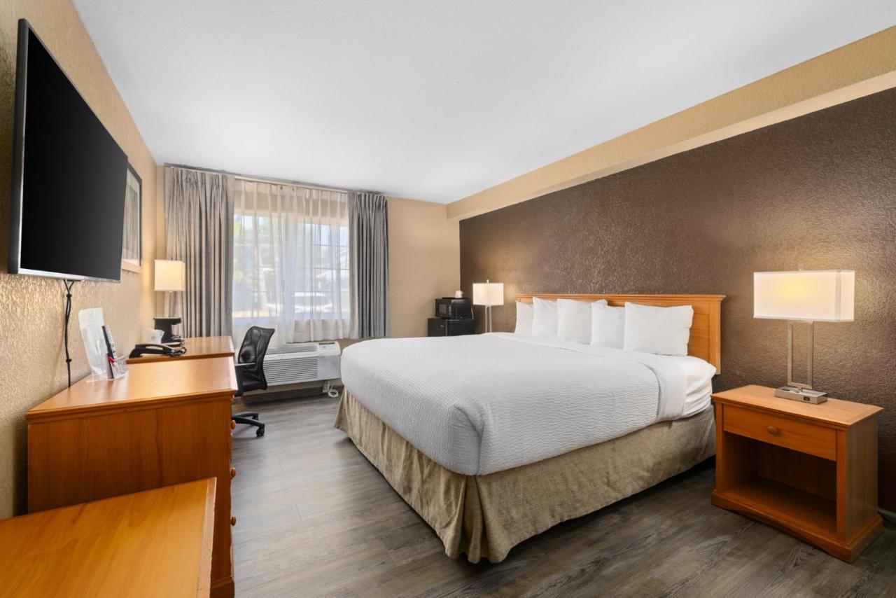 King Room with Mobility/Hearing Impaired Access - Non-Smoking at Ramada by Wyndham Portland
