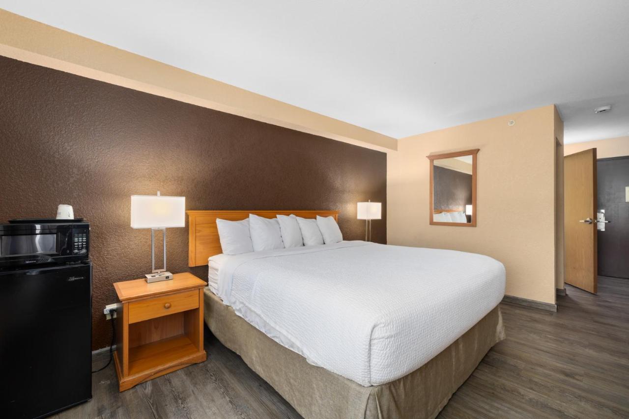King Room with Mobility/Hearing Impaired Access - Non-Smoking at Ramada by Wyndham Portland
