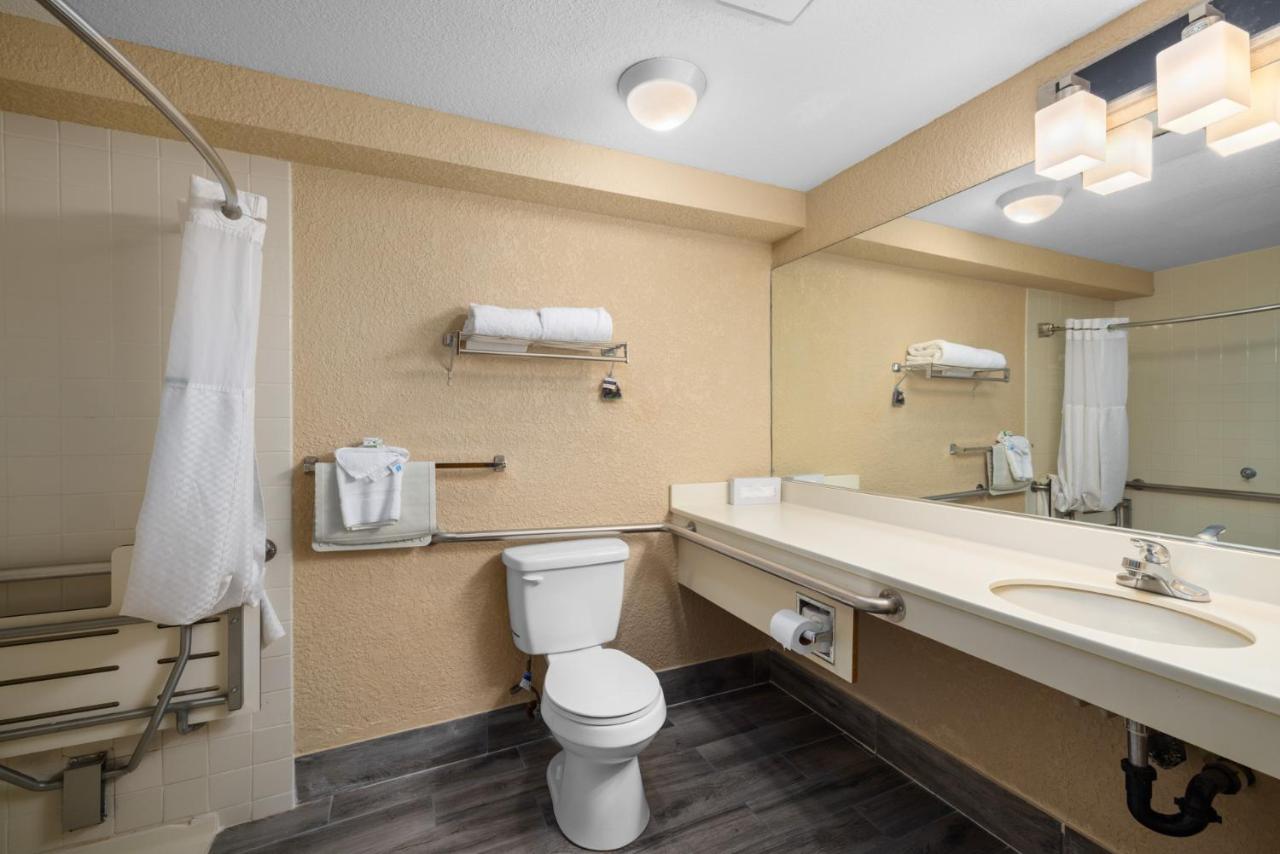 King Room with Mobility/Hearing Impaired Access - Non-Smoking at Ramada by Wyndham Portland