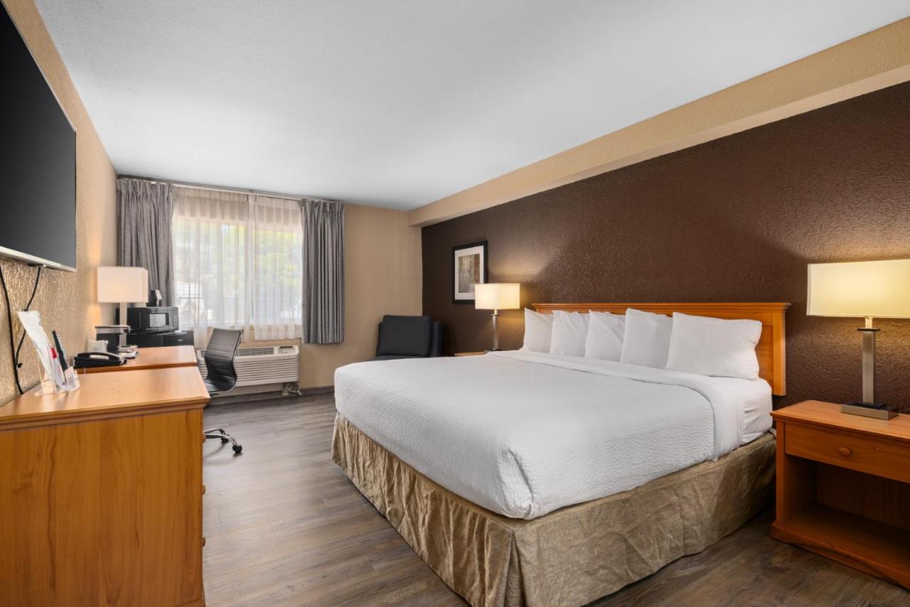 King Room with Mobility/Hearing Impaired Access - Non-Smoking at Ramada by Wyndham Portland
