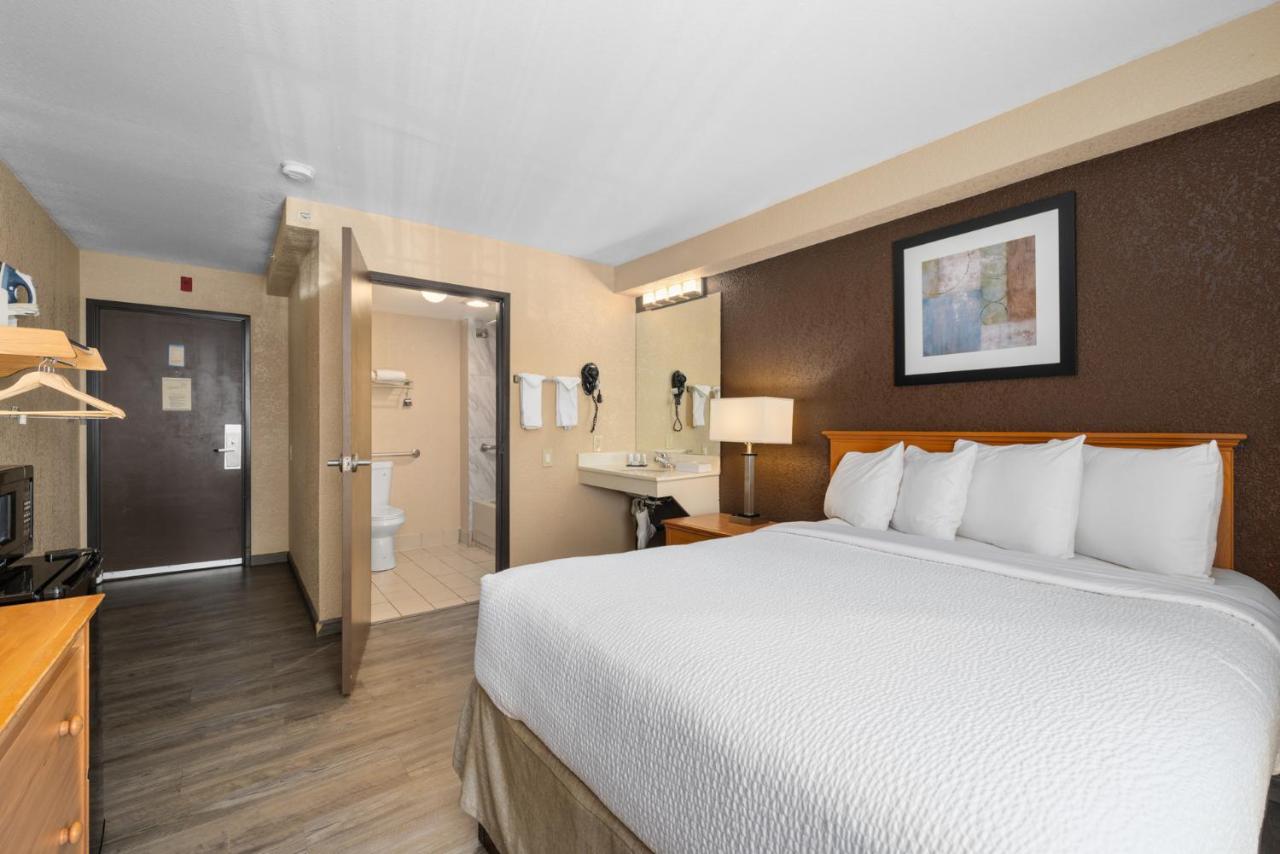 Queen Room with Mobility/Hearing Access - Non-Smoking at Ramada by Wyndham Portland