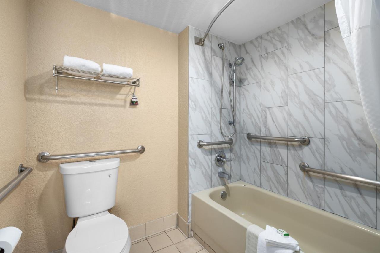 Queen Room with Mobility/Hearing Access - Non-Smoking at Ramada by Wyndham Portland