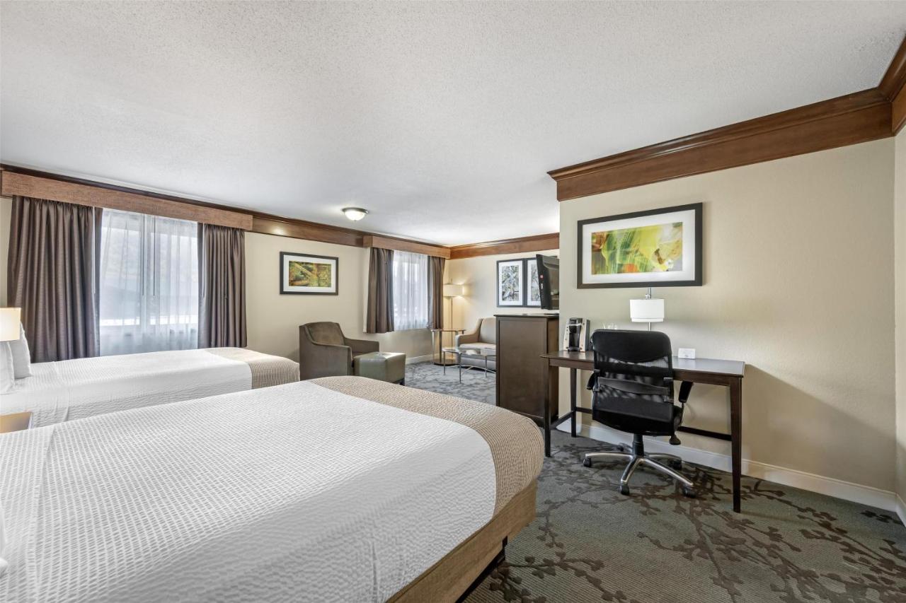 Junior Queen Suite at Best Western Black Hills Lodge