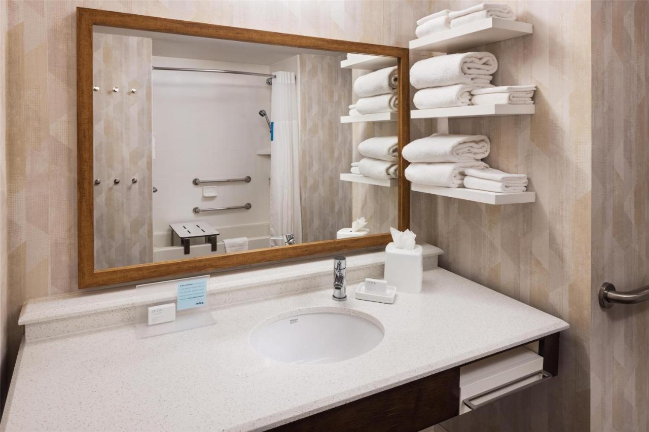 King Room with Bath Tub - Mobility Access at Hampton Inn Minneapolis-Roseville