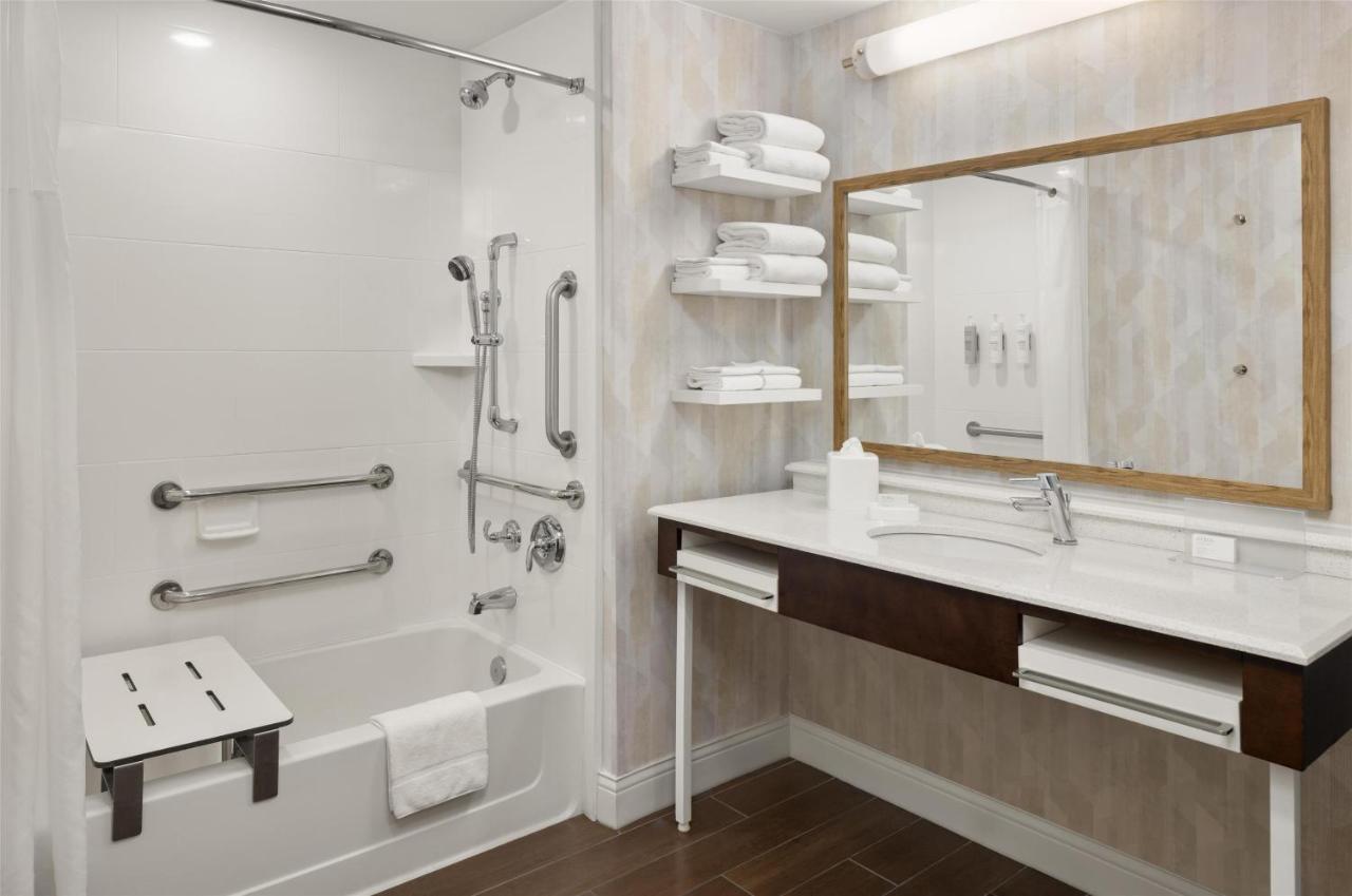 King Room with Bath Tub - Mobility Access at Hampton Inn Minneapolis-Roseville