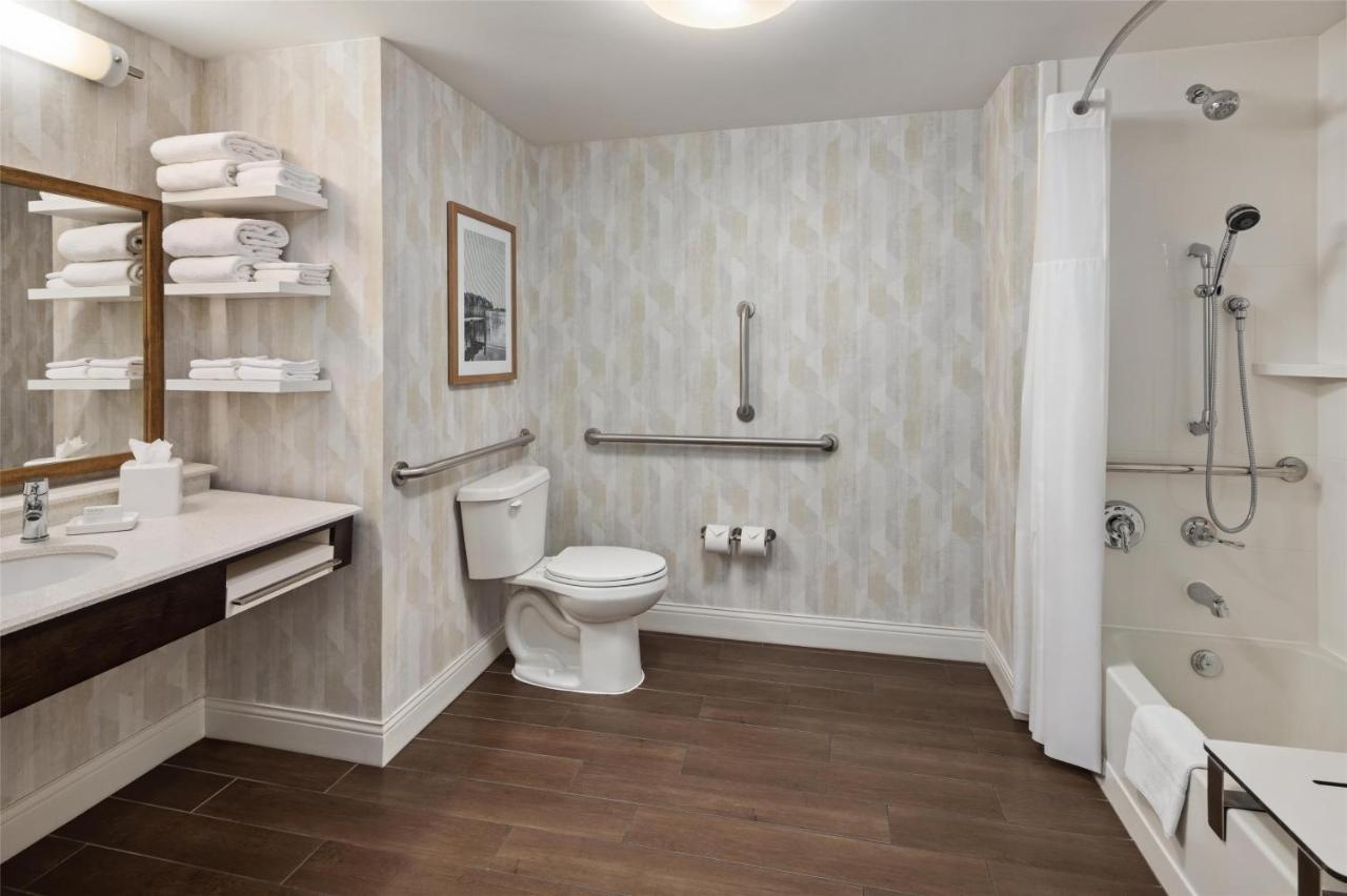 King Room with Bath Tub - Mobility Access at Hampton Inn Minneapolis-Roseville