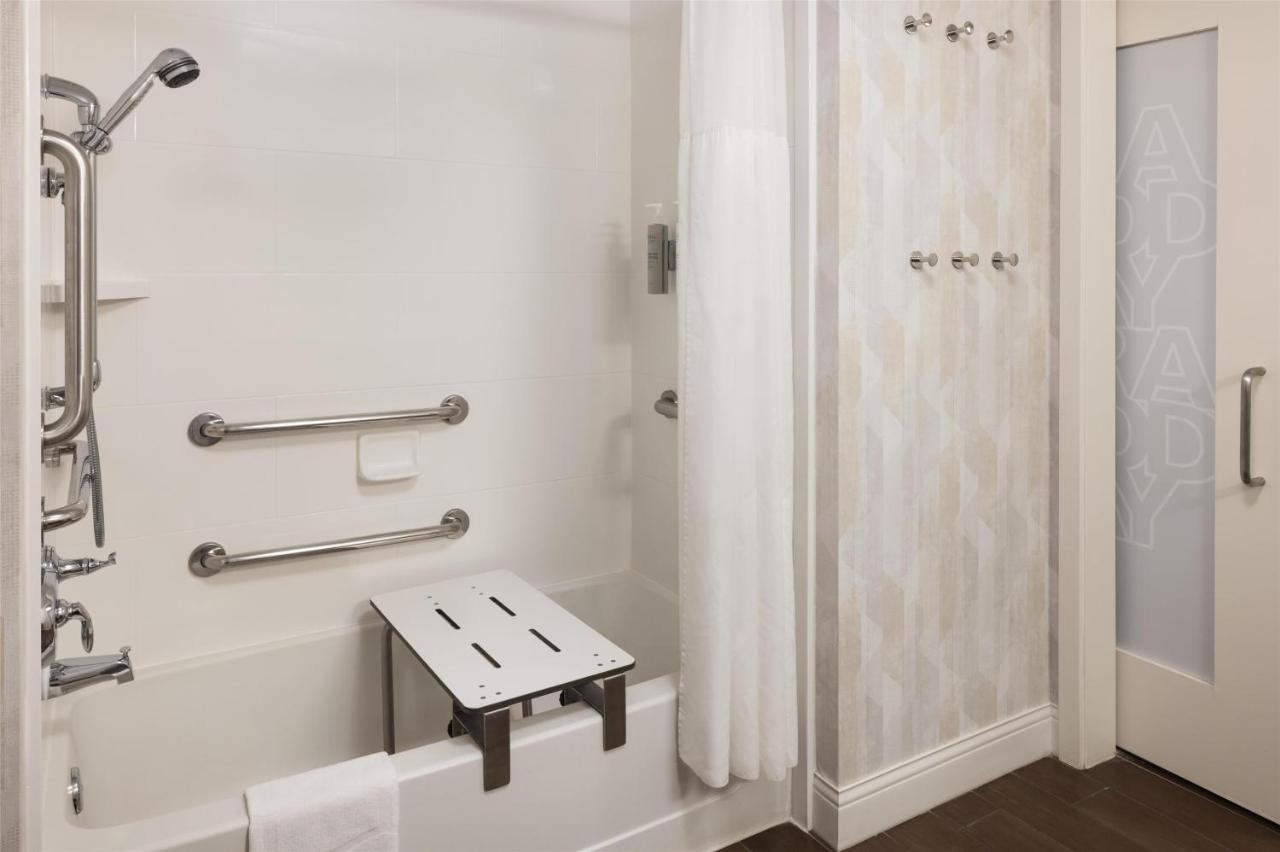 King Room with Bath Tub - Mobility Access at Hampton Inn Minneapolis-Roseville