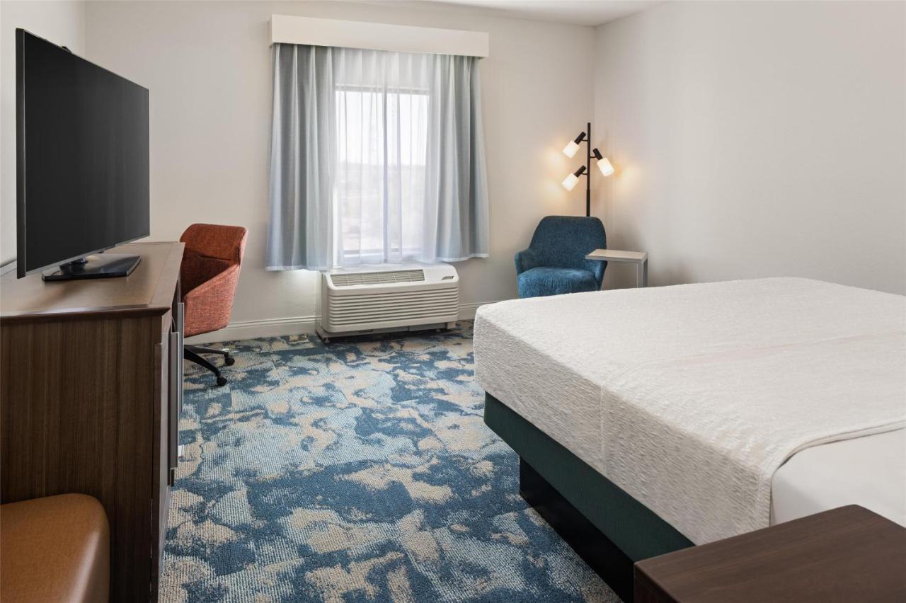 King Room with Bath Tub - Mobility Access at Hampton Inn Minneapolis-Roseville
