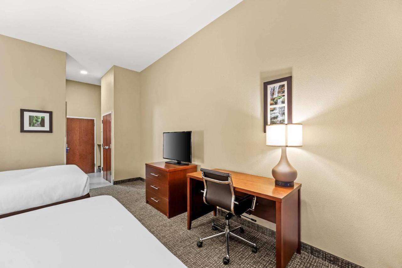 Queen Room with Two Queen Beds - Non-Smoking at Comfort Inn & Suites Tuscumbia - Muscle Shoals