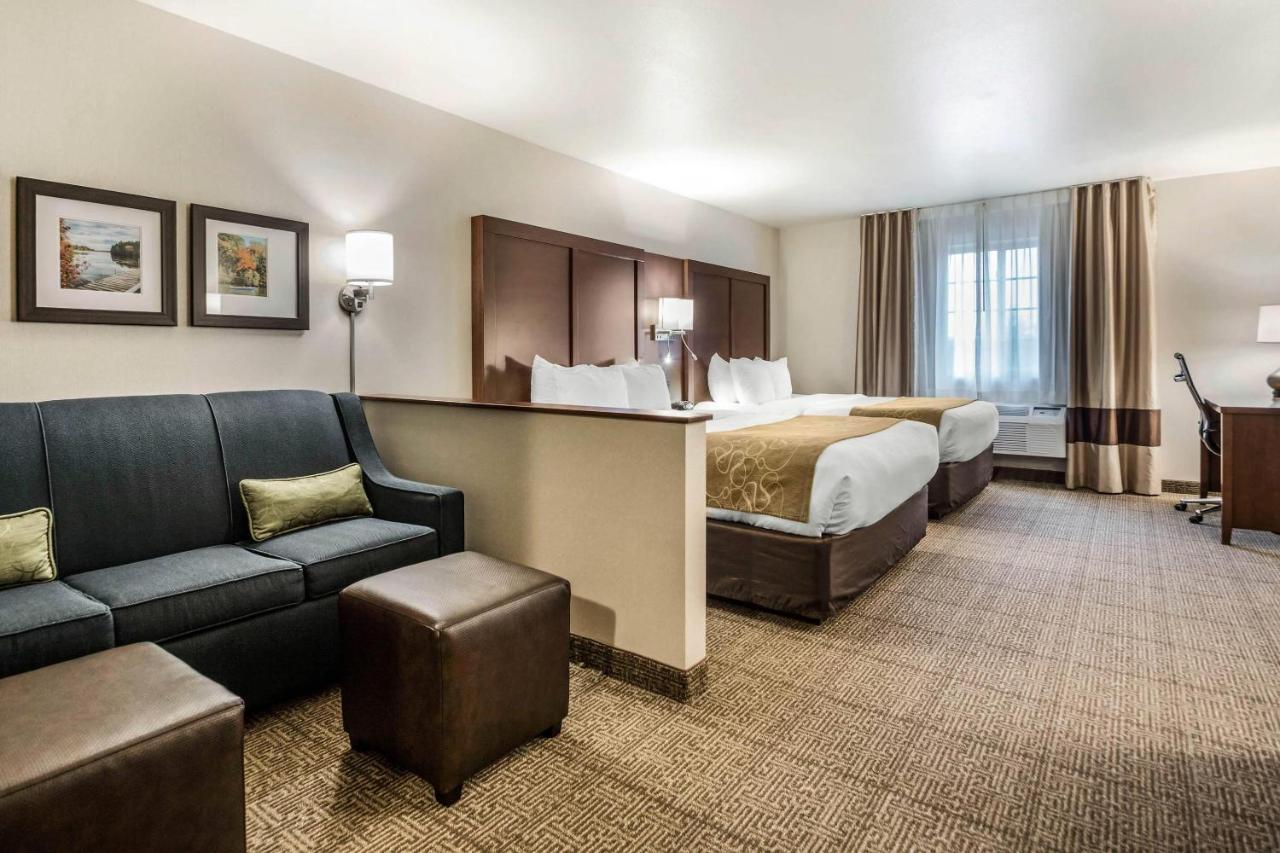 Queen Suite - Non-Smoking at Comfort Suites at Par 4 Resort