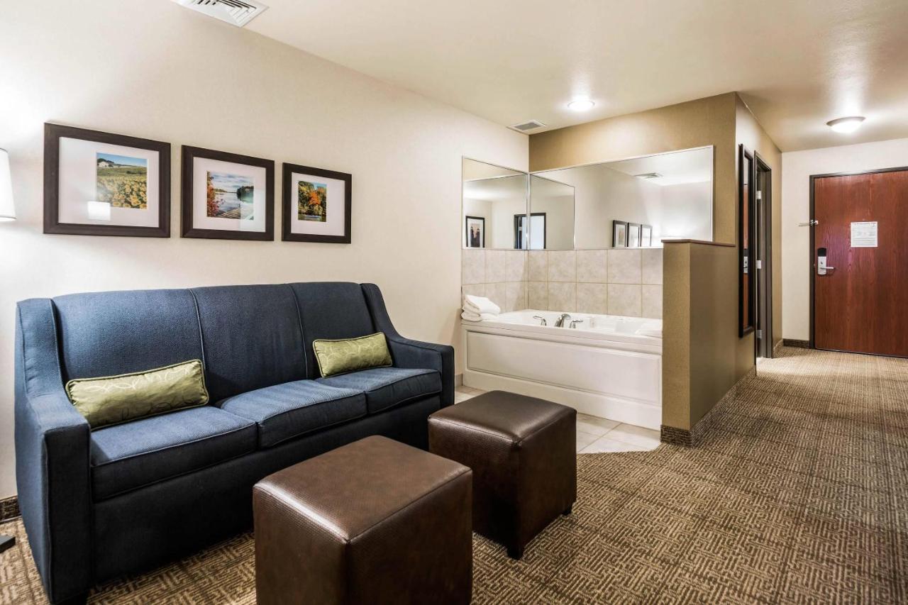 King Suite with Tub at Comfort Suites at Par 4 Resort