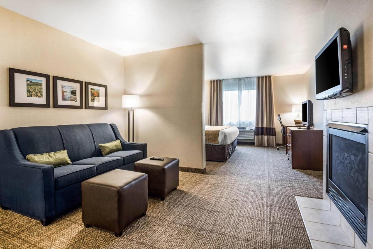 King Suite with Tub at Comfort Suites at Par 4 Resort