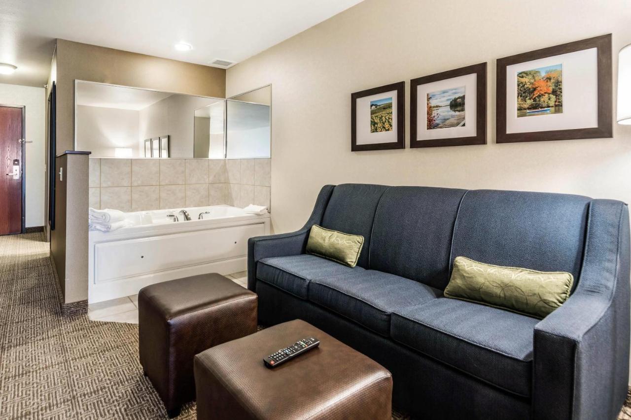 King Suite with Sofa Bed at Comfort Suites at Par 4 Resort