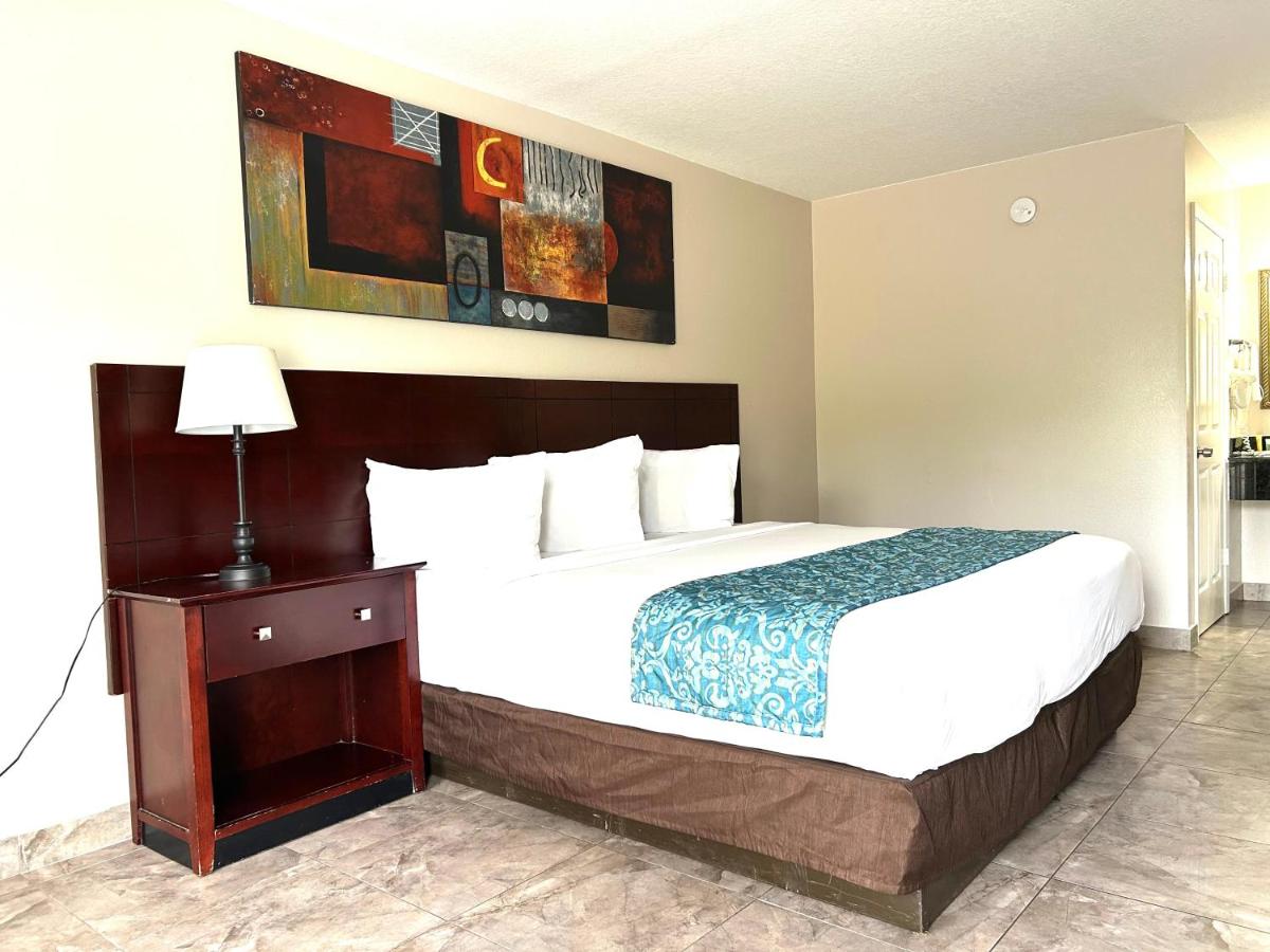 Deluxe King Room at Shining Light Inn & Suites