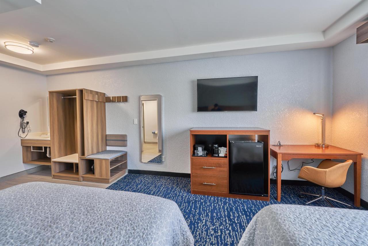  | Hyannis Plaza Hotel