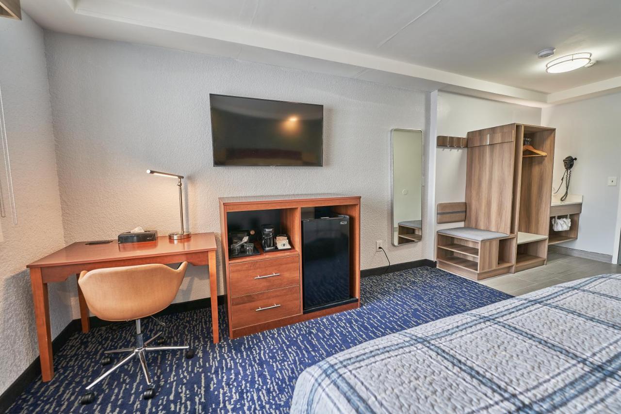 | Hyannis Plaza Hotel