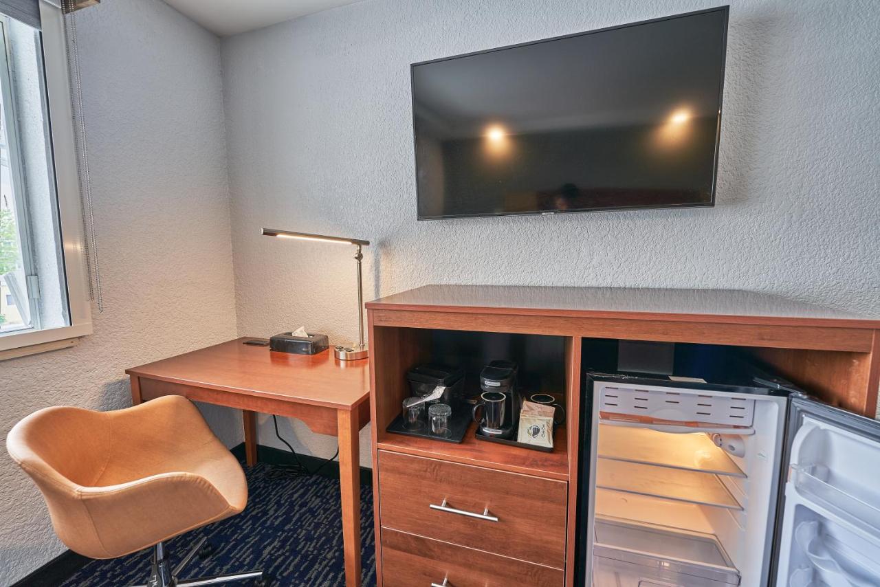 | Hyannis Plaza Hotel
