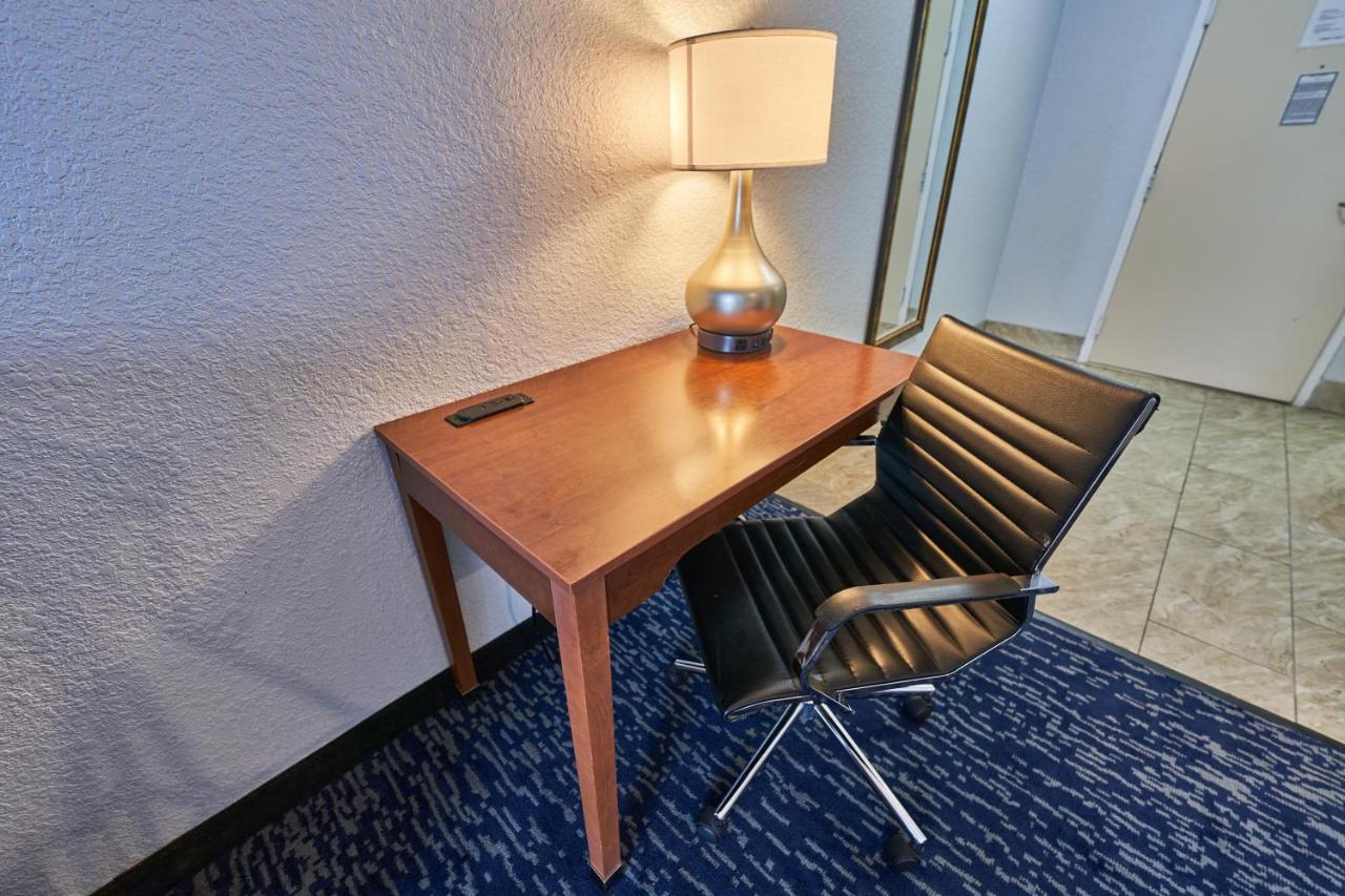 | Hyannis Plaza Hotel