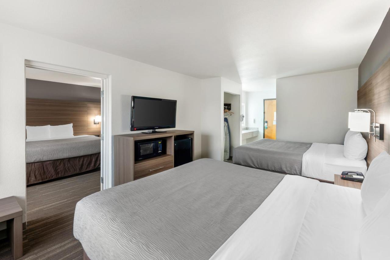 King and Queen Room at Quality Inn near SeaWorld - Lackland