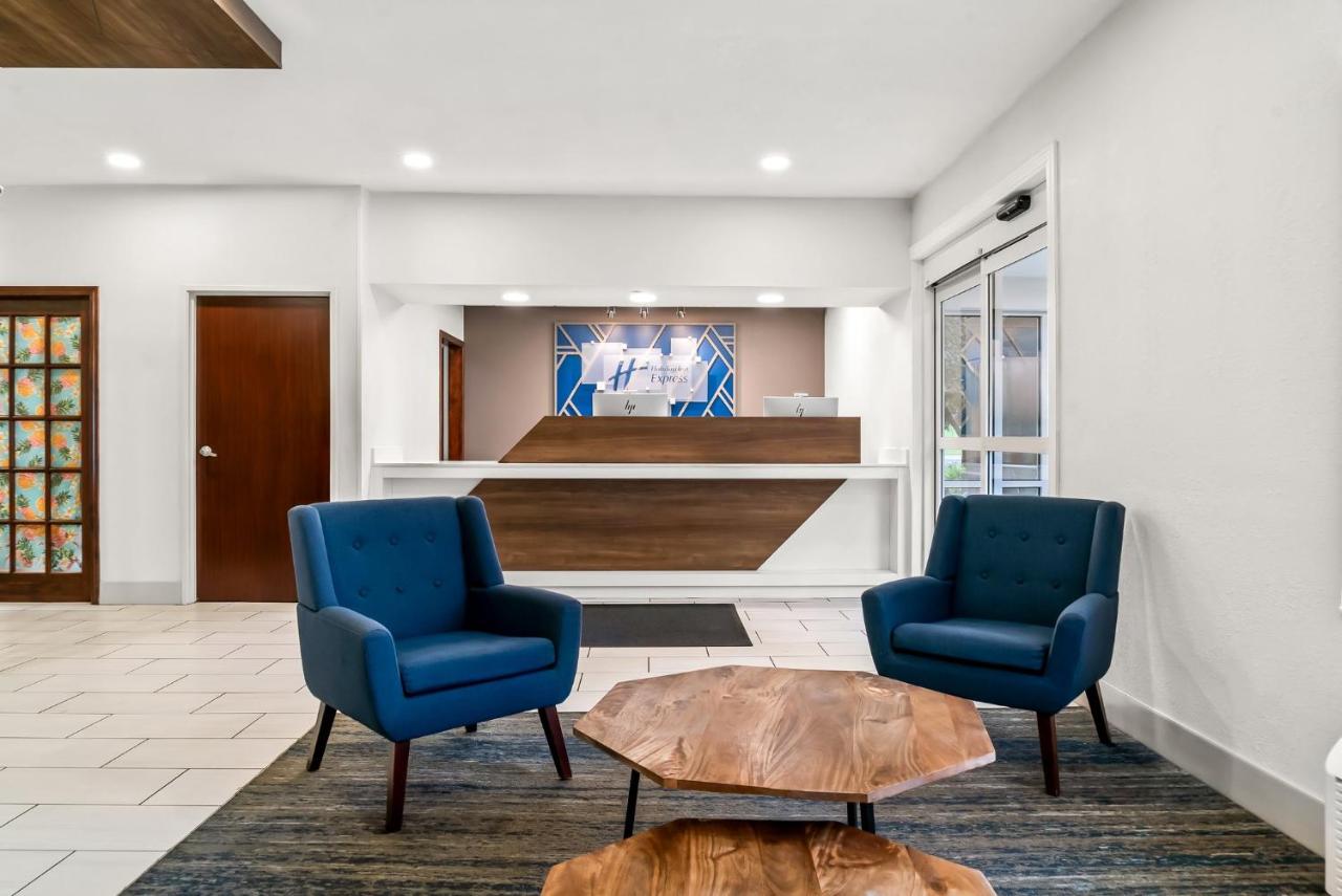 | Holiday Inn Express Lapeer, an IHG Hotel