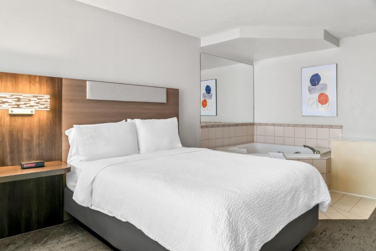 Queen Room with Spa Bath at Holiday Inn Express Lapeer by IHG