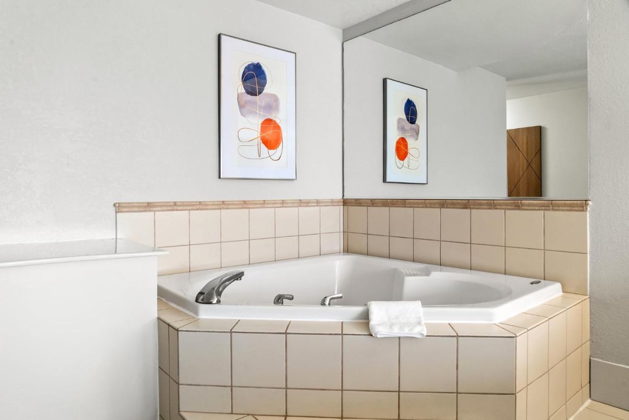 King Room with Spa Bath at Holiday Inn Express Lapeer by IHG