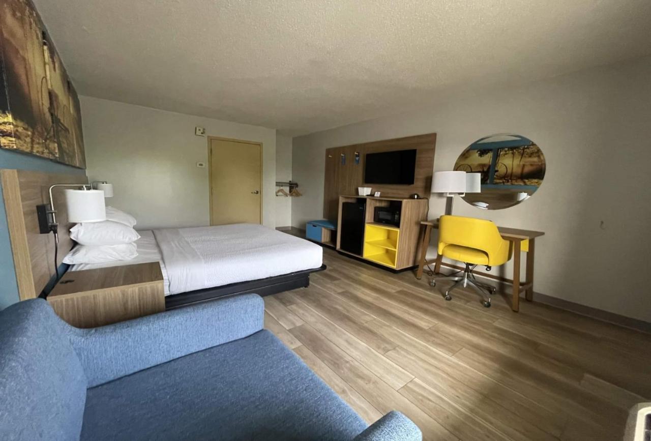 King Room - Disability Access - Non-Smoking at Days Inn & Suites by Wyndham York