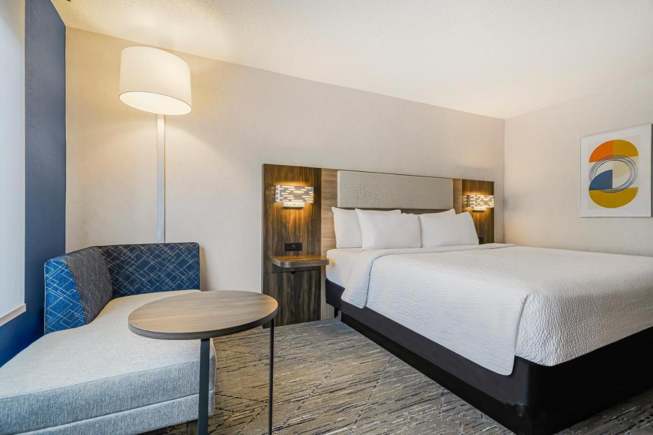  | Holiday Inn Express & Suites Buffalo Airport, an IHG Hotel