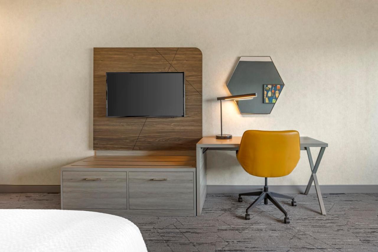 King Room with River View at Holiday Inn Express & Suites Astoria by IHG