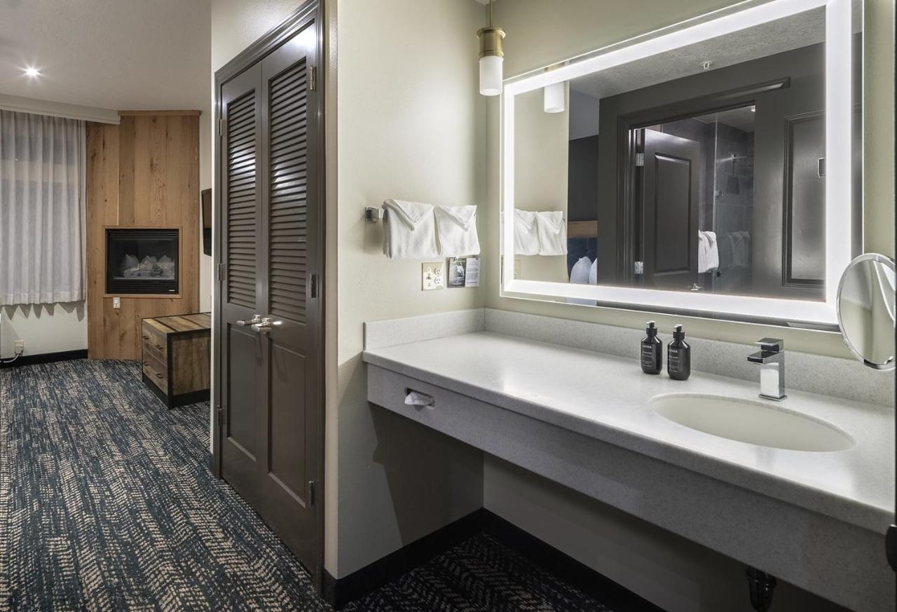 One-Bedroom Suite with Two Queen Beds with Fireplace at The Rockwell Inn