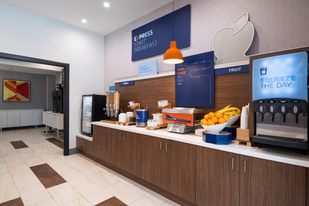 | Holiday Inn Express St. Petersburg North / I-275, an IHG Hotel
