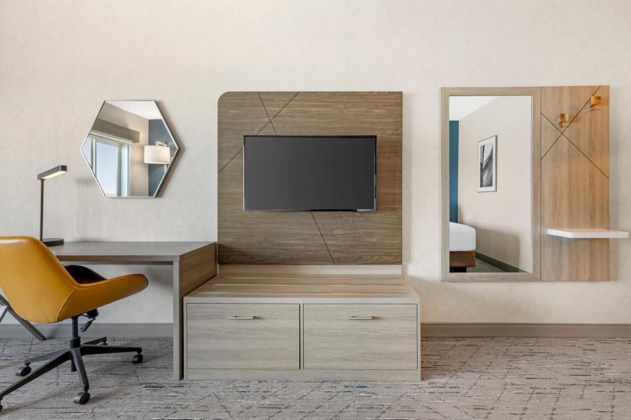 Queen Room with 2 Queen Beds with River View at Holiday Inn Express & Suites Astoria by IHG