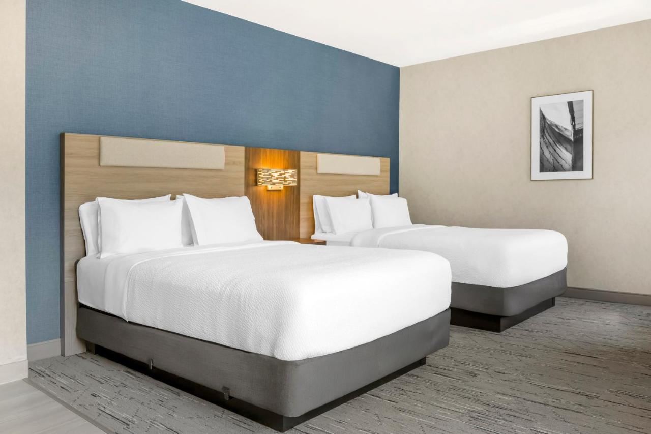 Queen Room with Two Beds - Hearing Accessible - Non-Smoking at Holiday Inn Express & Suites Astoria by IHG