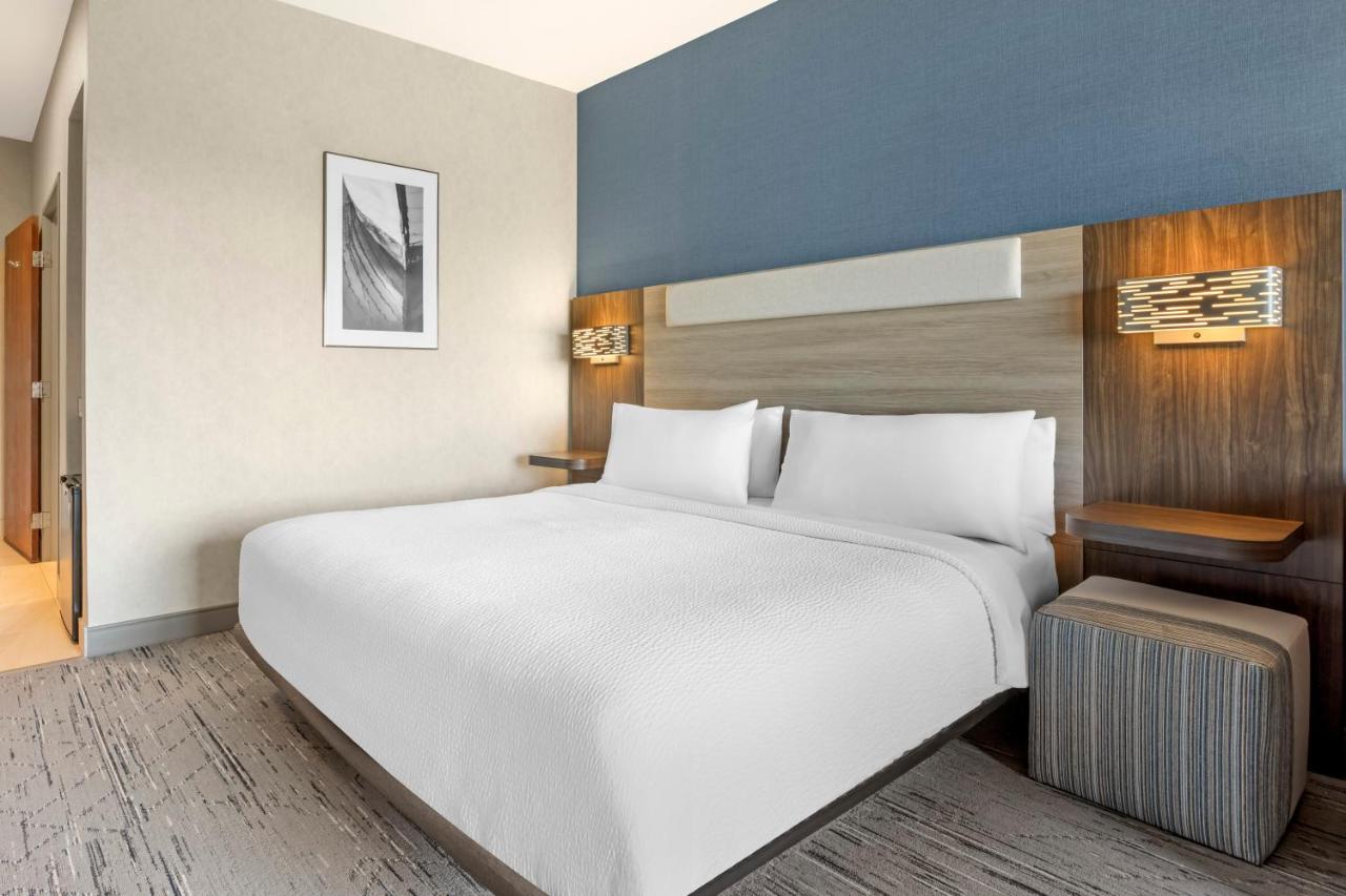 King Room - Hearing Accessible - Roll-in Shower/Non-Smoking at Holiday Inn Express & Suites Astoria by IHG