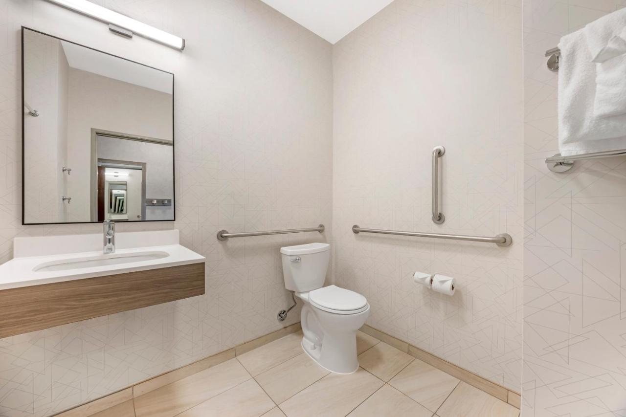 King Room - Hearing Accessible - Roll-in Shower/Non-Smoking at Holiday Inn Express & Suites Astoria by IHG