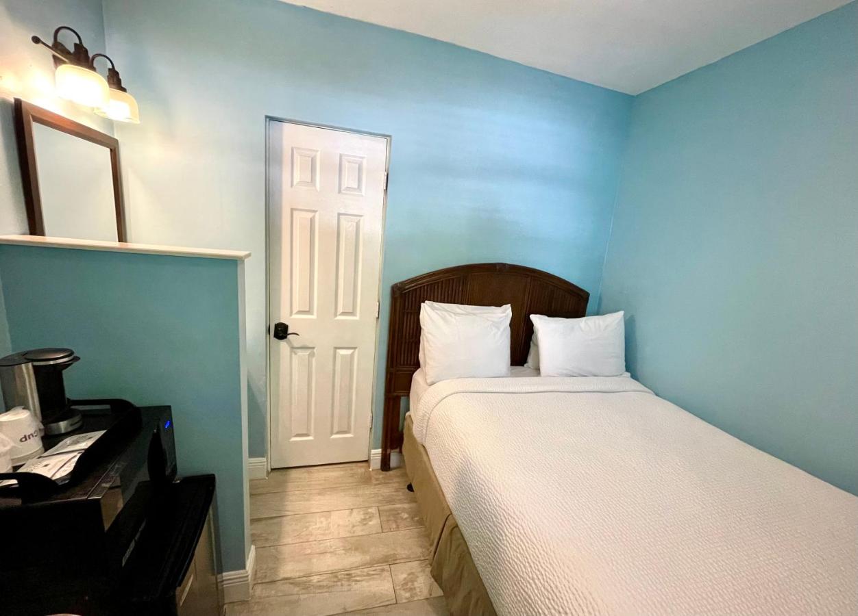 Economy Small Room at The Pelican Key Largo Cottages