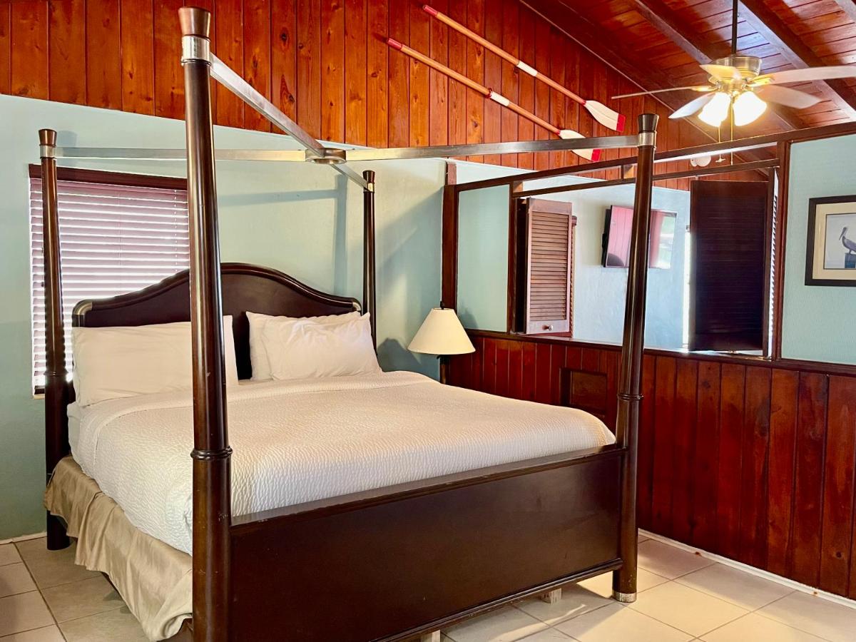 Sailaway King Waterfront Suite at The Pelican Key Largo Cottages
