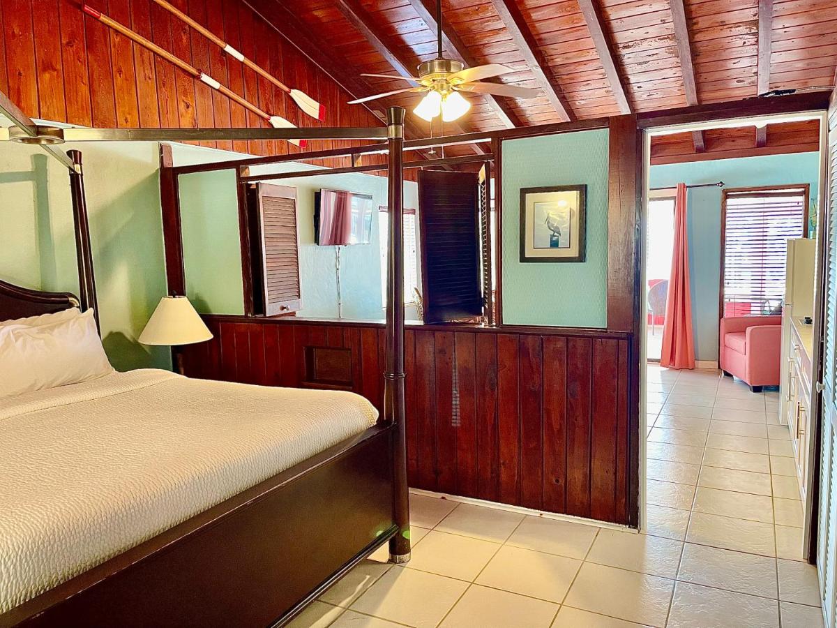 Sailaway King Waterfront Suite at The Pelican Key Largo Cottages