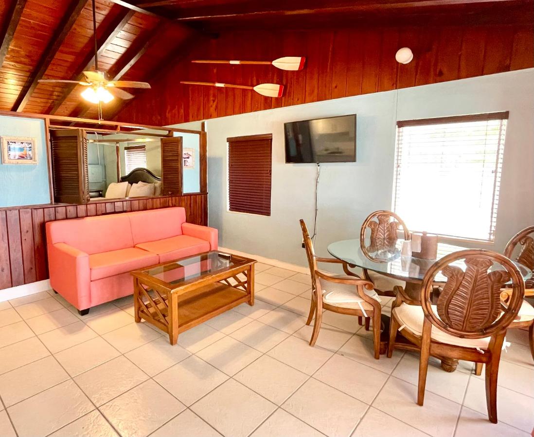 Sailaway King Waterfront Suite at The Pelican Key Largo Cottages