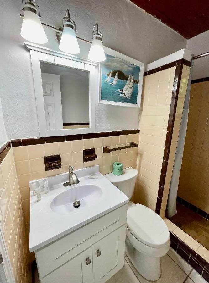 Sailaway King Waterfront Suite at The Pelican Key Largo Cottages