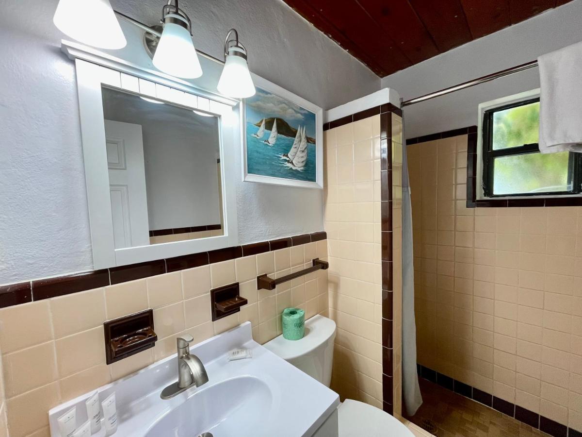 Sailaway King Waterfront Suite at The Pelican Key Largo Cottages