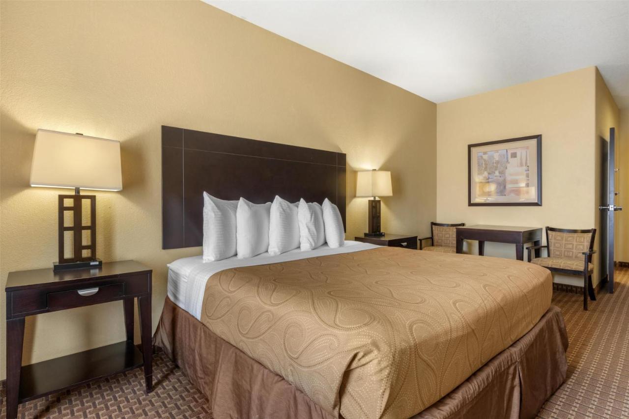 King Room with Bath Tub - Mobility Access/Non-Smoking at Best Western Bastrop Pines Inn