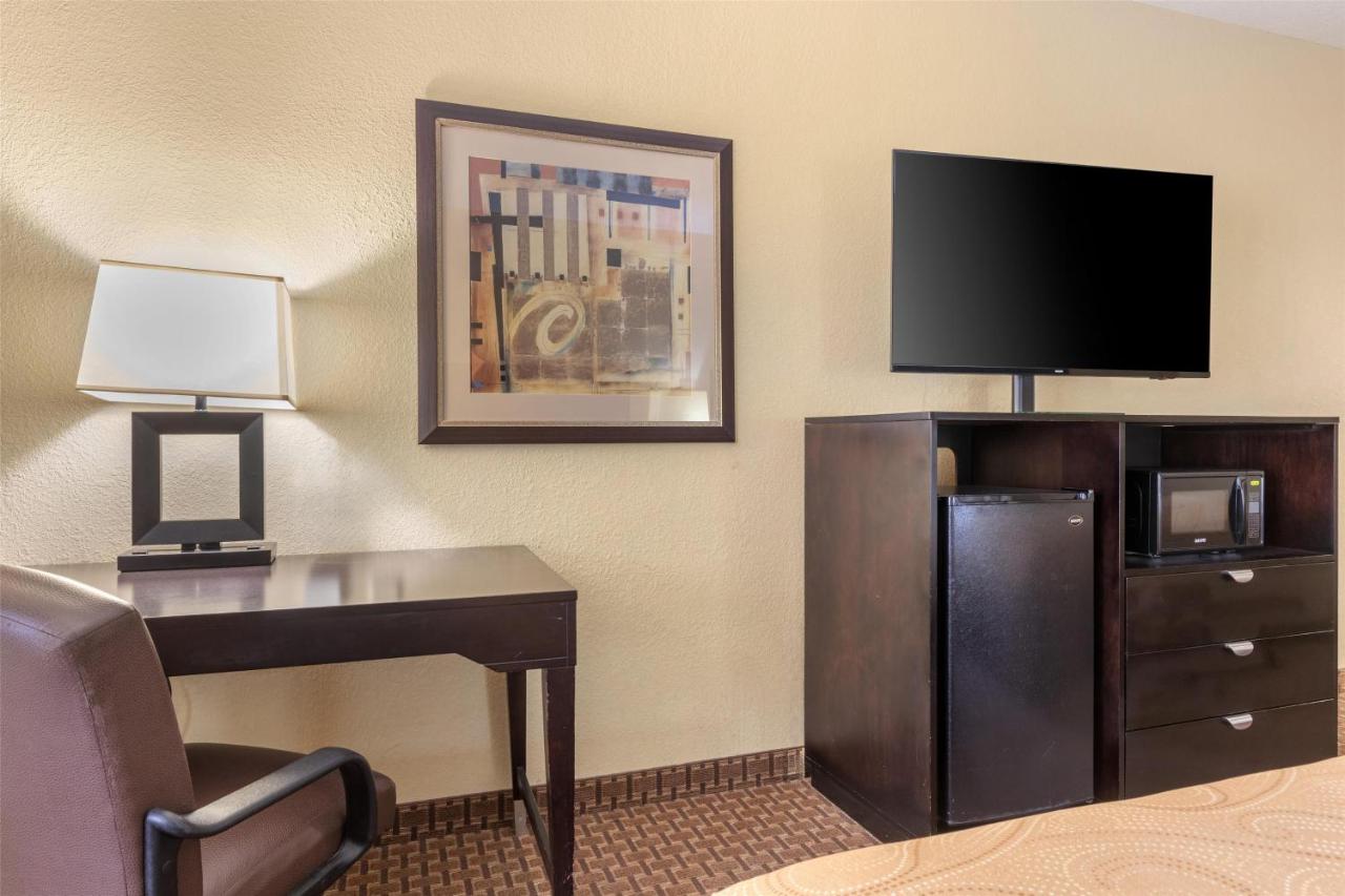Queen Room with Two Queen Beds and Bath Tub - Mobility Access/Non-Smoking at Best Western Bastrop Pines Inn