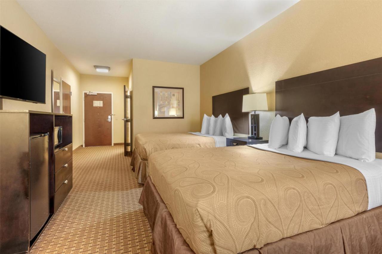 Queen Room with Two Queen Beds and Bath Tub - Mobility Access/Non-Smoking at Best Western Bastrop Pines Inn