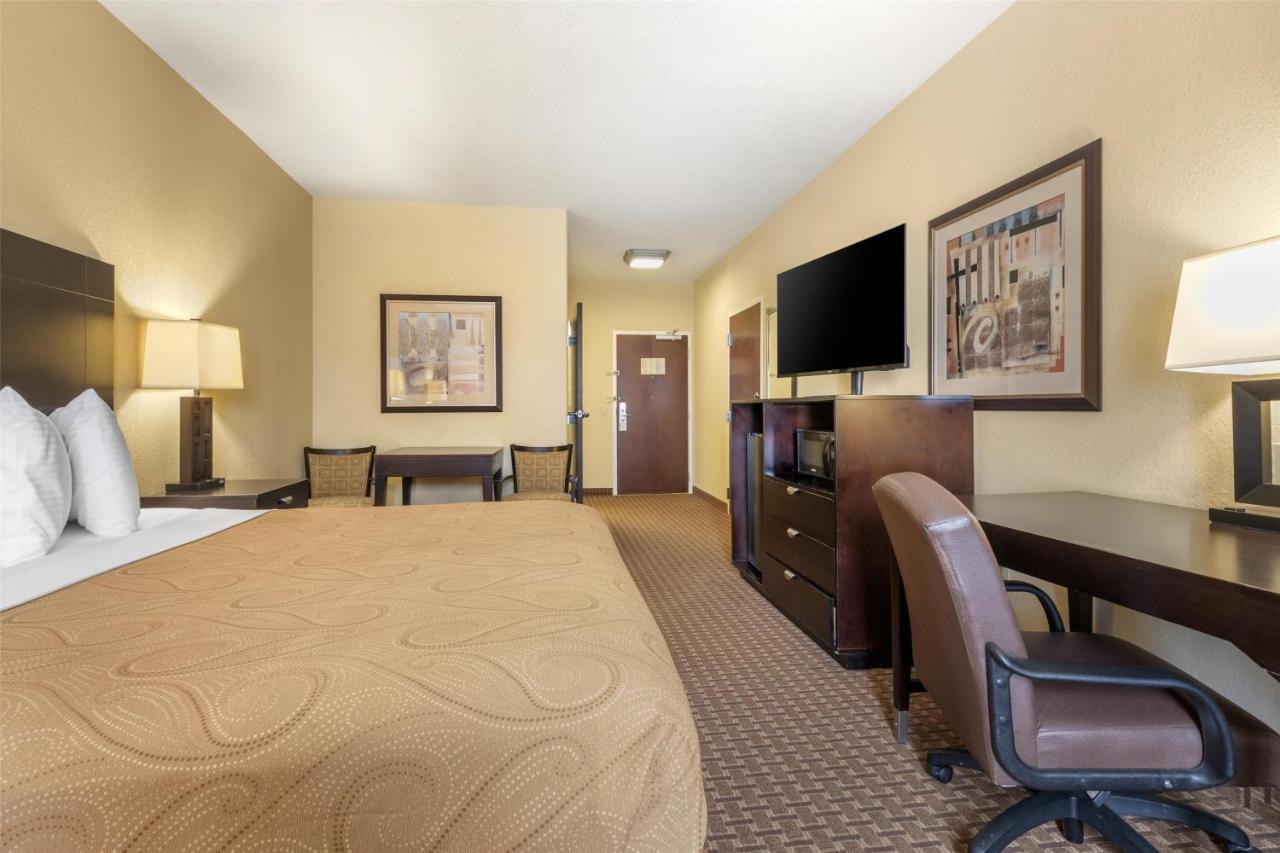King Room with Bath Tub - Mobility Access/Non-Smoking at Best Western Bastrop Pines Inn