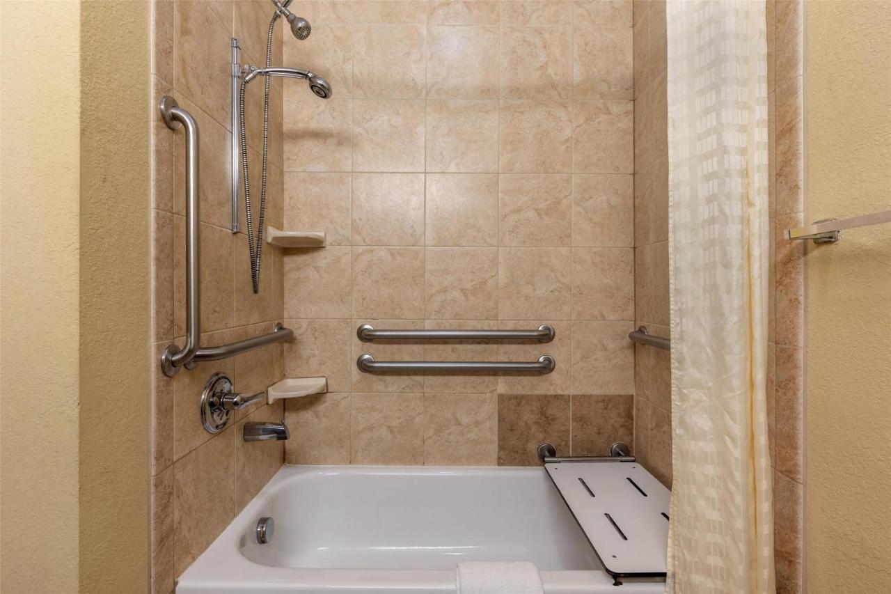 King Room with Bath Tub - Mobility Access/Non-Smoking at Best Western Bastrop Pines Inn