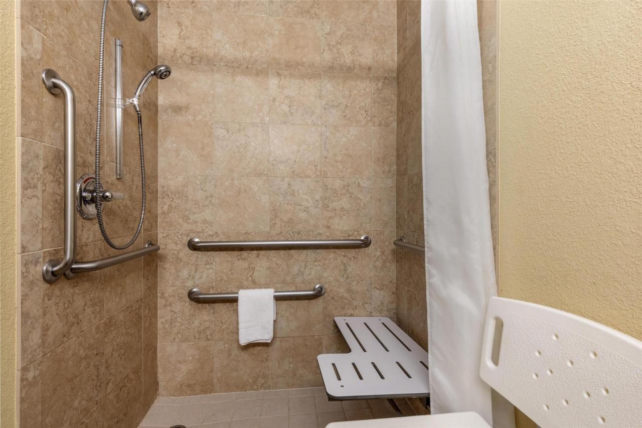 King Room with Roll-in Shower - Mobility Access/Non-Smoking at Best Western Bastrop Pines Inn