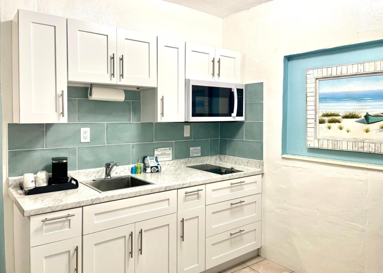 Deluxe Double Room with Kitchenette at The Pelican Key Largo Cottages