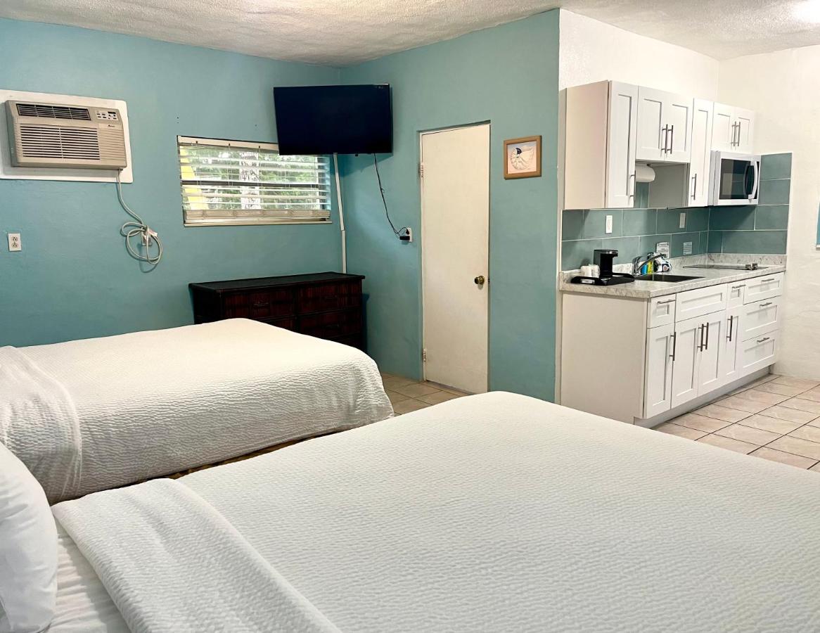 Deluxe Double Room with Kitchenette at The Pelican Key Largo Cottages